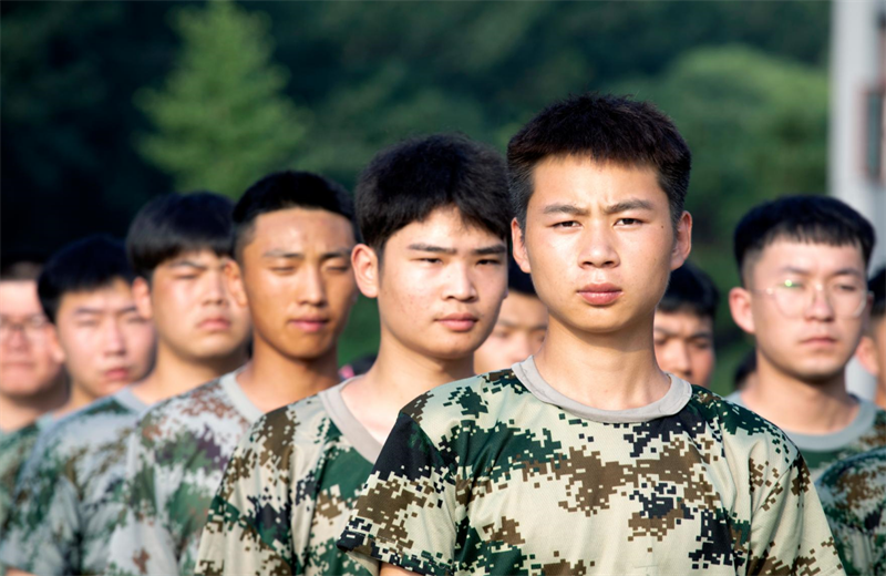 2021年7月6日，尊龙北京集团百名应届大学生褪下便服换上军装，在训练场上接受为期2天的军训，享受入职前的第一份美好记忆。