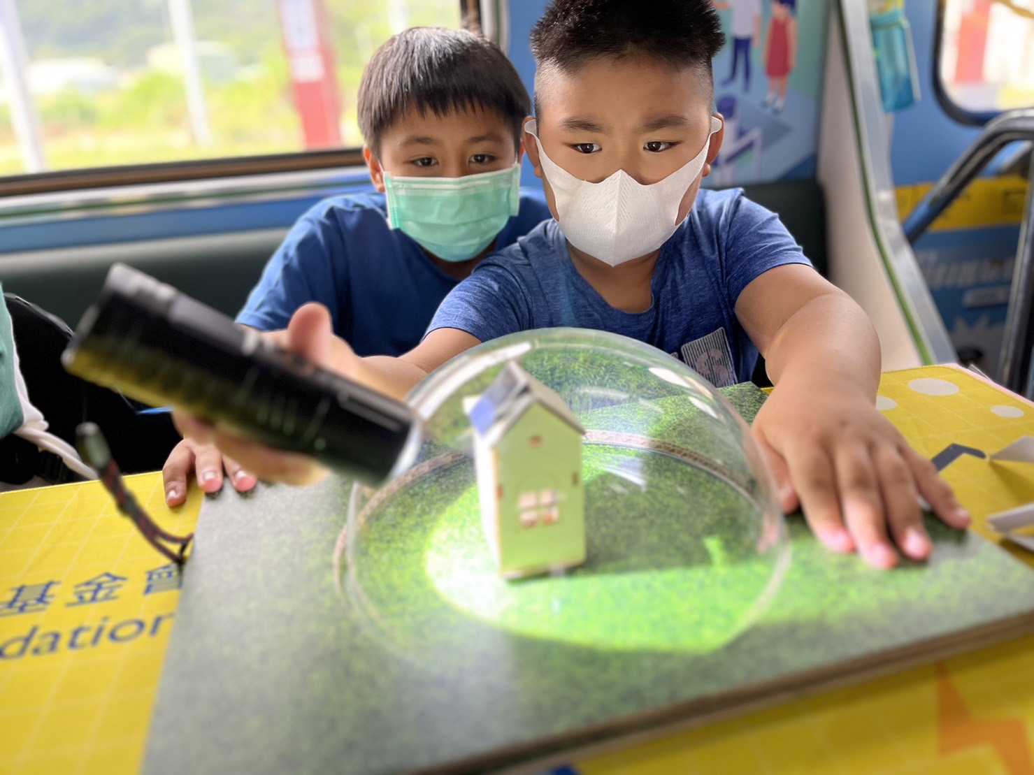 2121非凡參與基礎科學主題車廂，以STEAM教學精神，設計「逐日科學家」、「太陽能工程師」以及「淨零建築師」三大能源科普課程和實驗