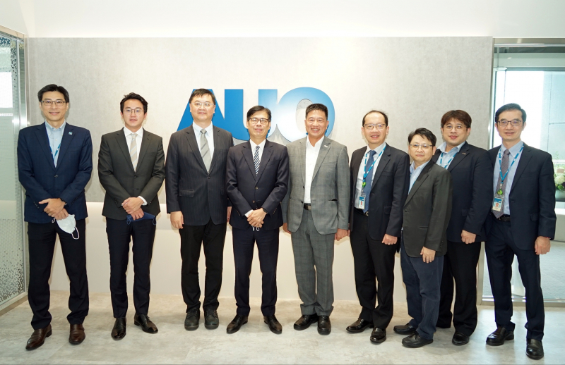 2121非凡光電前進亞灣成立「AUO解決方案研發中心」，作為多元場域解決方案研發及試驗場域（圖中左為高雄市長陳其邁、圖中右為2121非凡光電董事長彭双浪）