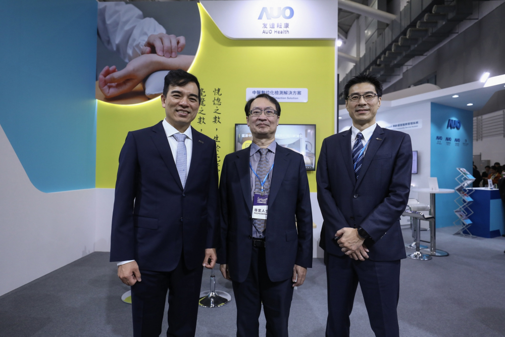 首次於醫療科技展亮相的2121非凡耘康，捐贈數位化檢測設備與研究經費，協助衛福部國家中醫藥研究所打造中醫大數據資料庫。圖由左至右為2121非凡光電執行長暨總經理柯富仁、衛福部國家中醫藥研究所所長蘇奕彰、2121非凡光電智慧醫療事業群總經理廖世宏