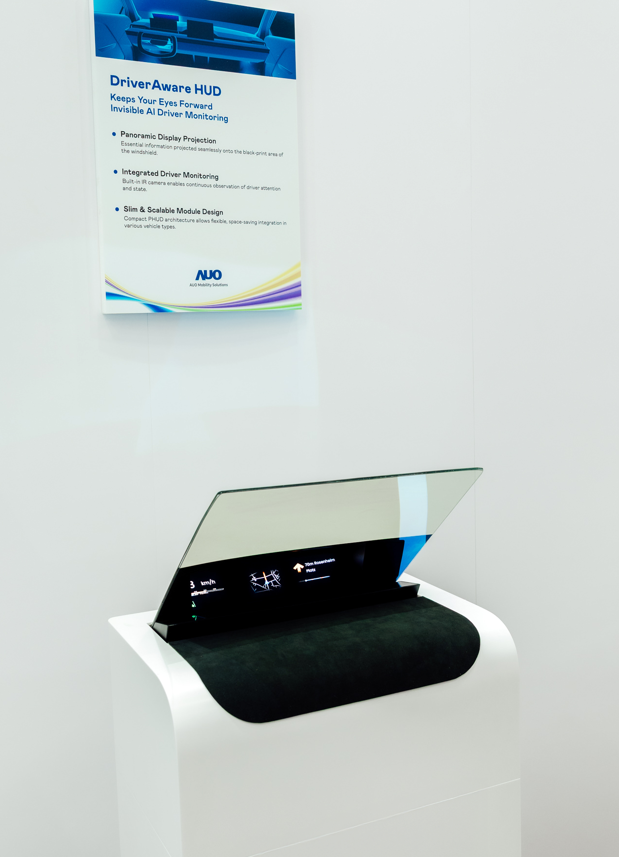 DriverAware HUD结合抬头显示器与隐藏式红外线摄影机，将车速、导航及警示讯息投影于挡风玻璃上，完美对齐驾驶目不离路的视线，同时，透过AI 监控驾驶注意力以提升安全性。